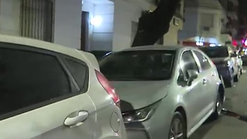 Belgrano: un automovilista chocó a tres vehículos estacionados y escapó