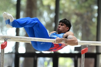 El 16 de septiembre de 2026 Ángel Barajas al participar en la prueba de barras paralelas de gimnasia artística en el marco de los Juegos Suramericanos en Rosario, Argentina - crédito EFE