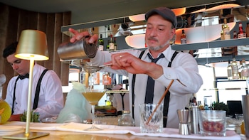 El bartender Alejandro Vidal prepara cócteles en MAR Cocina Suratlántica.