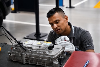 La competencia de posventa de Chery incluyó un examen de ingeniería automotriz y pruebas prácticas con vehículos reales, herramientas especializadas y tiempos limitados.