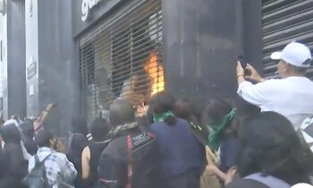 Prenden fuego a una librería