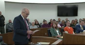 Las pruebas expusieron mensajes de texto donde el imputado evaluaba formas de cometer el crimen sin ir a la cárcel (Captura de video)