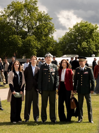 La familia real danesa va a la graduación militar del príncipe Christian (Casa Real)
