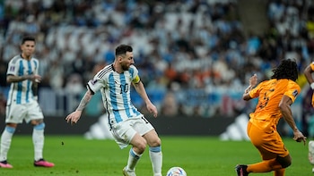 Por qué Messi hace pases