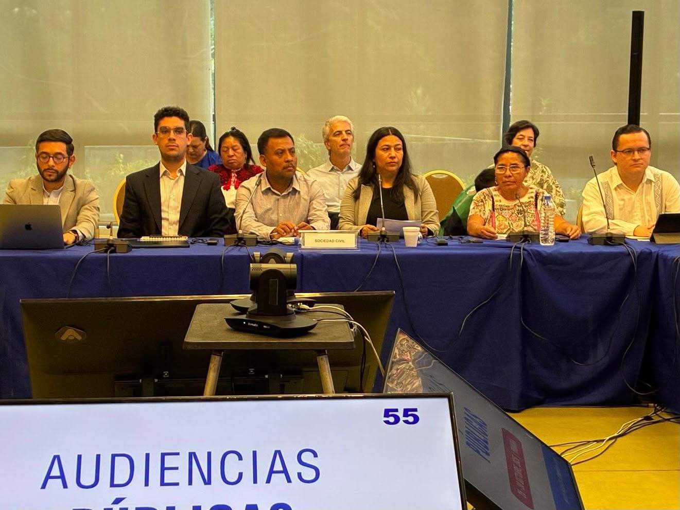 Integrantes de la Comisión Interamericana de Derechos Humanos participan en una sesión oficial frente a un panel institucional en Panamá. (Comisión Interamericana de Derechos Humanos)