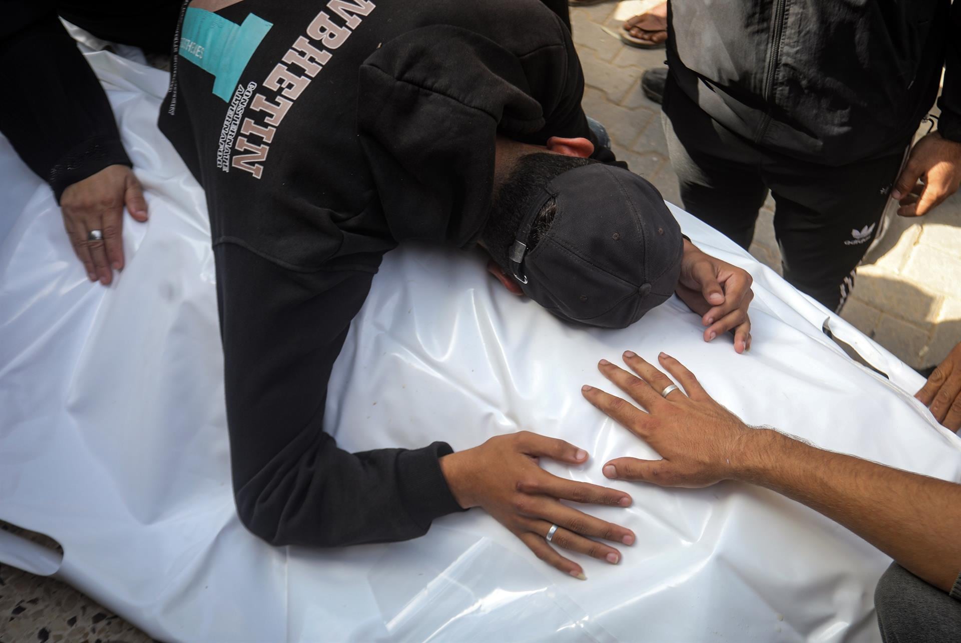 AMP. Mueren tres palestinos, uno de ellos de 14 años, en ataques de Israel en Gaza pese a la tregua en vigor