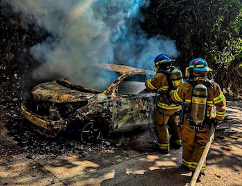 Un incendio vehicular en la vía hacia La Laguna, en Chalatenango Sur, fue sofocado con tareas de enfriamiento para evitar que el fuego alcanzara la vegetación cercana. (Foto: Cuerpo de Bomberos)
