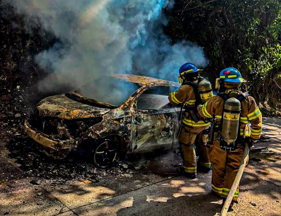 Un incendio vehicular en la vía hacia La Laguna, en Chalatenango Sur, fue sofocado con tareas de enfriamiento para evitar que el fuego alcanzara la vegetación cercana. (Foto: Cuerpo de Bomberos)