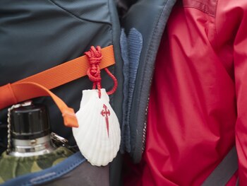 Imagen de arcchivo: una peregrina porta la concha de Santiago durante el Camino de Santiago. (Eduardo Sanz / Europa Press)