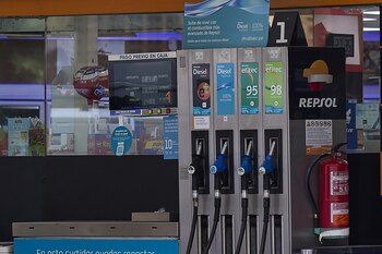 Surtidores de una gasolinera Repsol,