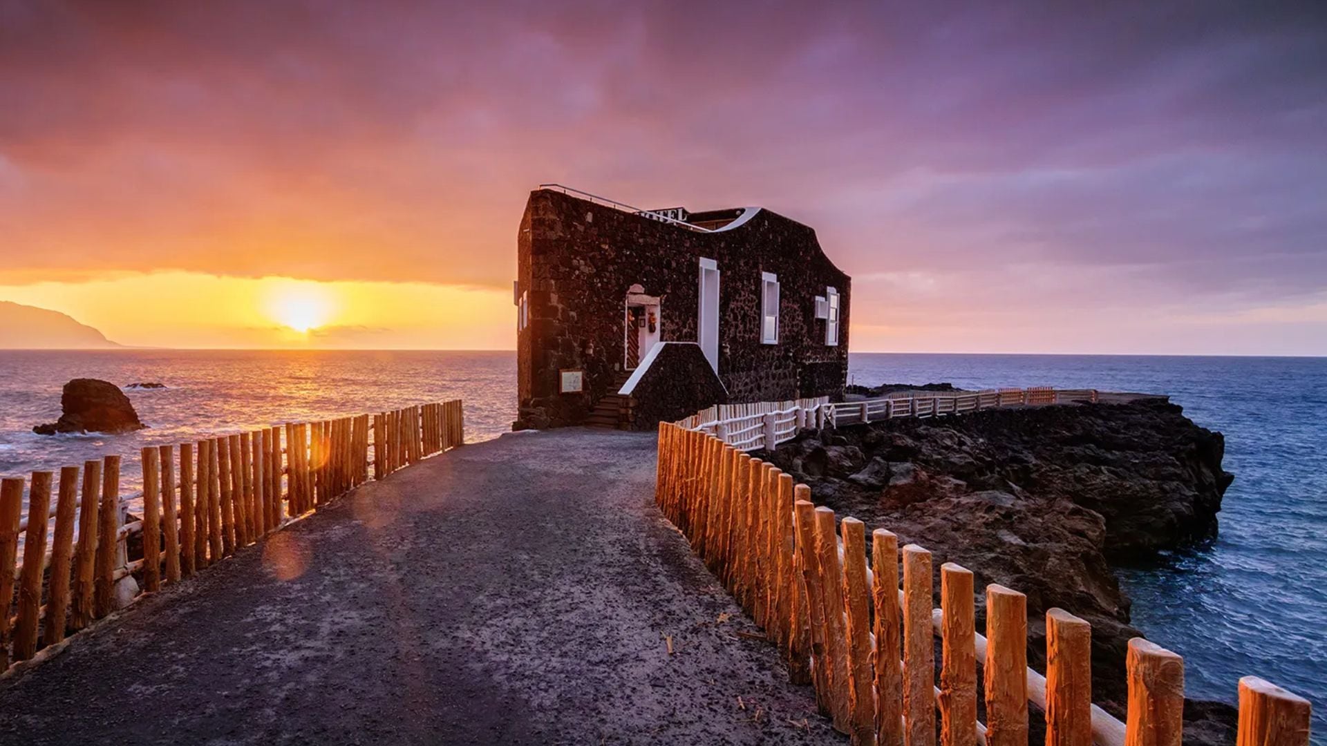 El Hotel Puntagrande, reconocido por el Libro Guinness, ostenta el título del hotel más pequeño del mundo desde 1987 en El Hierro (foto: Hotel Puntagrande)