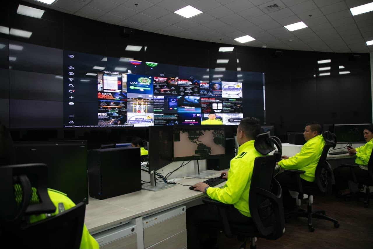 La Policía Nacional advirtió que llevar una compra desde una plataforma de comercio electrónico a WhatsApp, Telegram o Signal aumenta el riesgo de fraude - crédito Policía Nacional