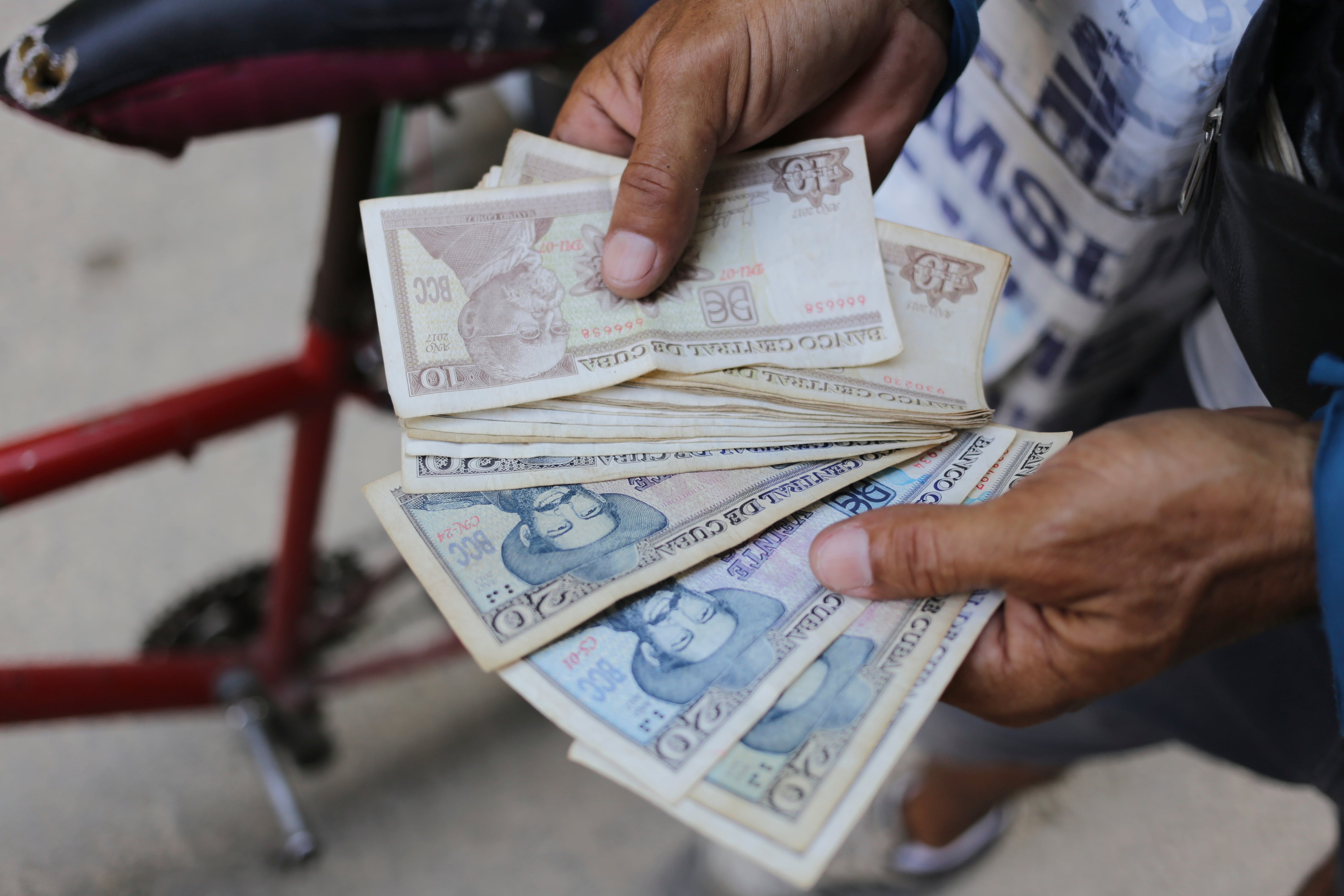 ARCHIVO: La economía de Cuba se contrajo un 5% en 2025 y acumula una caída superior al 15% desde 2020. /(AP Foto/Ariel Ley, Archivo)