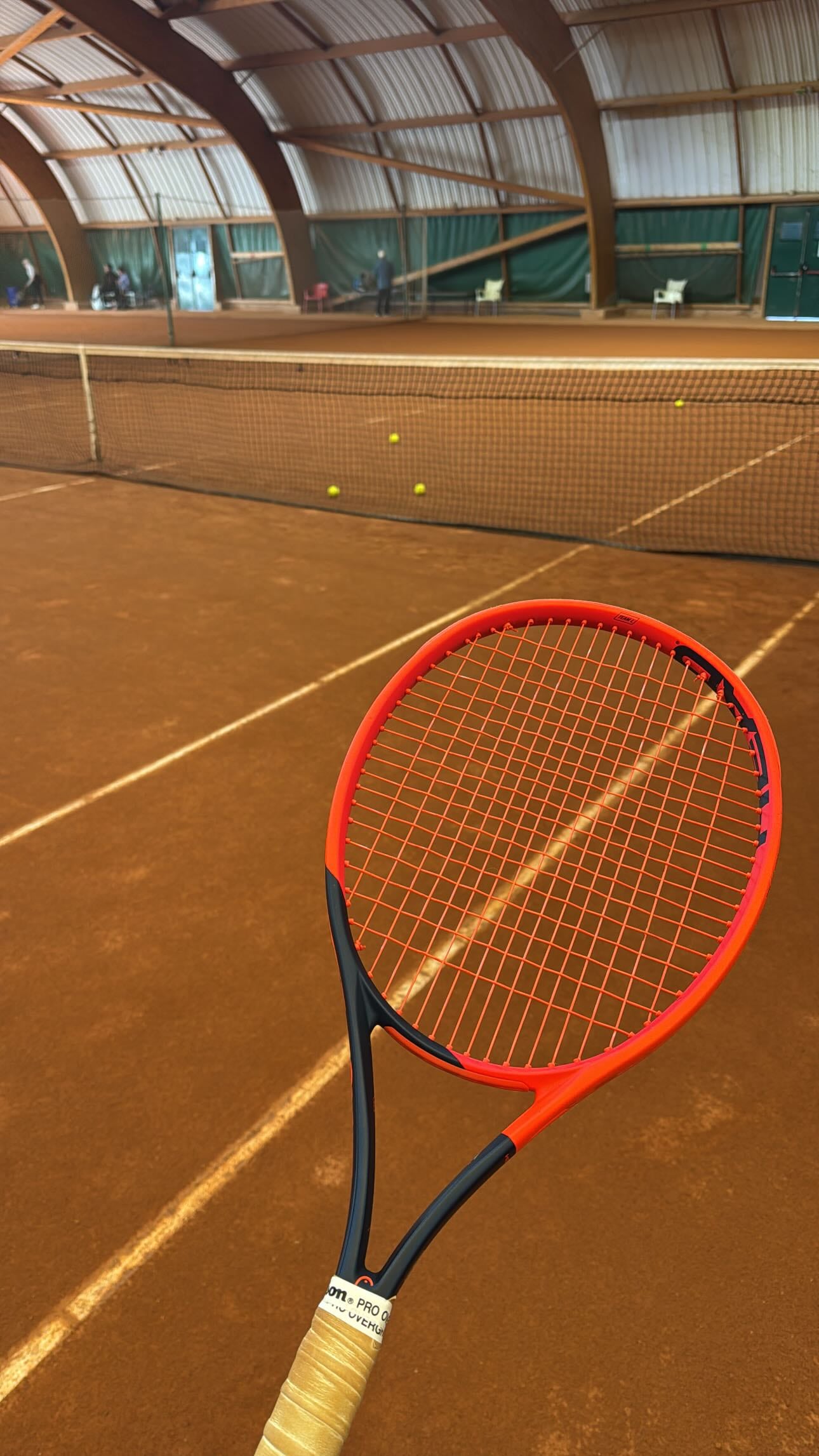 Ander Herrera debate su futuro profesional jugando al tenis en España