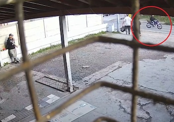Una cámara de seguridad captó a la conductora acusada de atropellar al hombre de 85 años (Gentileza: 0221)