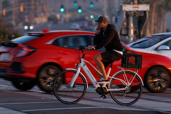 El estacionamiento de los dispositivos sobre aceras permitidas debe garantizar un espacio libre de 91 centímetros para los peatones (REUTERS/Mike Blake)