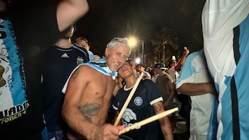 Hinchas argentinos celebran con entusiasmo