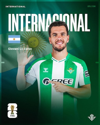 Giovani Lo Celso sonríe y saluda, vistiendo la camiseta verde y blanca del Real Betis, con la bandera de Argentina y el Sol de Mayo de fondo