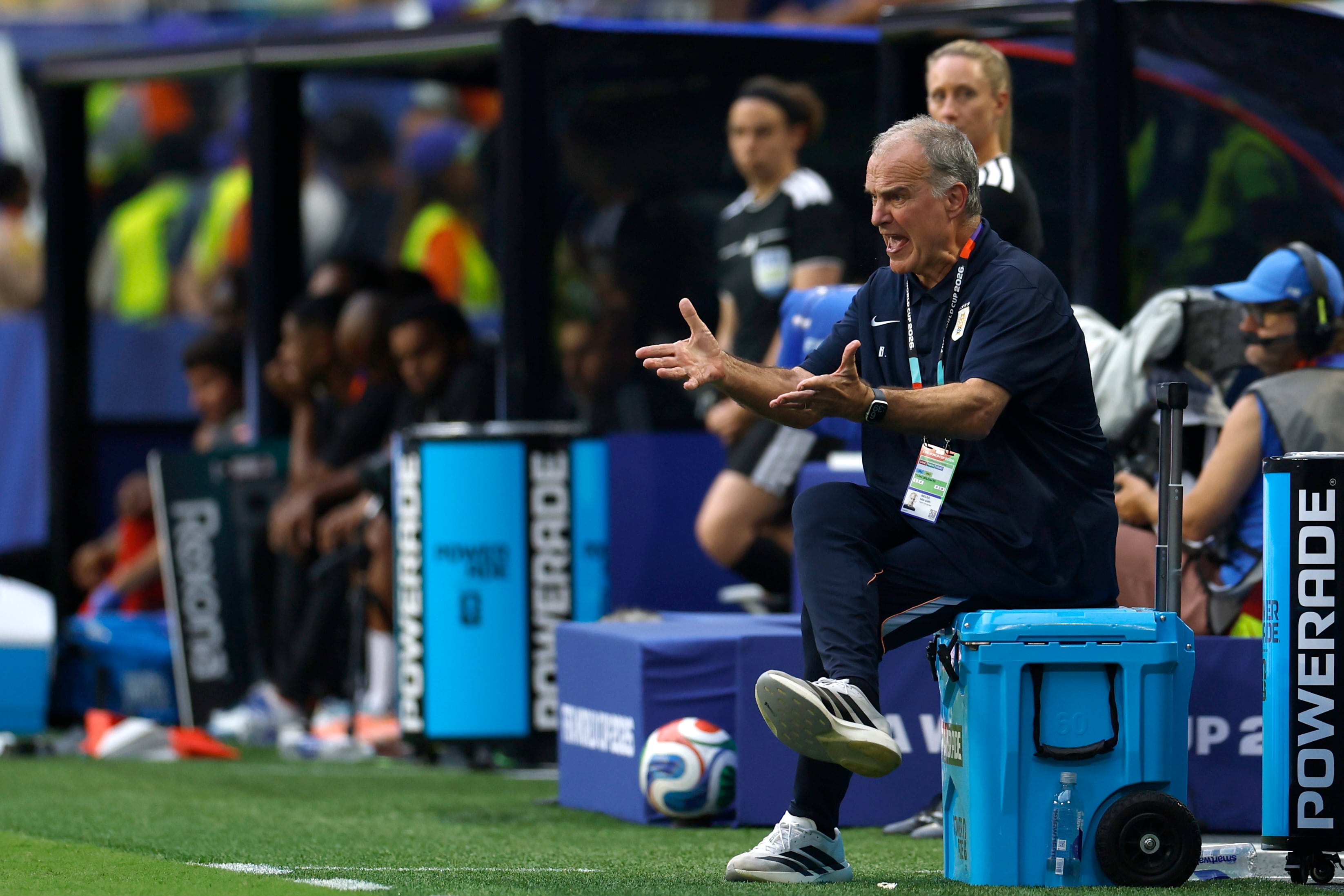 Bielsa habló durante 48 minutos en la asamblea de plantel, parte de los jugadores se levantó y se retiró antes de que el técnico terminara de hablar