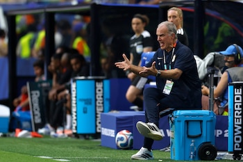 Bielsa habló durante 48 minutos en la asamblea de plantel, parte de los jugadores se levantó y se retiró antes de que el técnico terminara de hablar