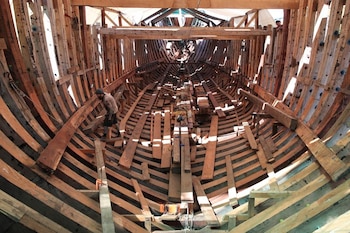 Un hombre trabaja en la