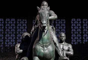 En la imponente estatua, encargada