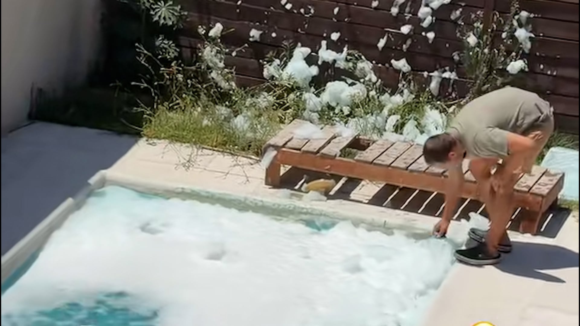 El insólito error doméstico de confundir cloro con detergente en la pileta se volvió viral en TikTok y redes sociales