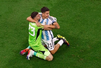 El abrazo de Dibu Martínez