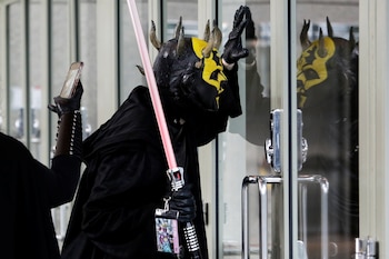 Asiste a la convención de