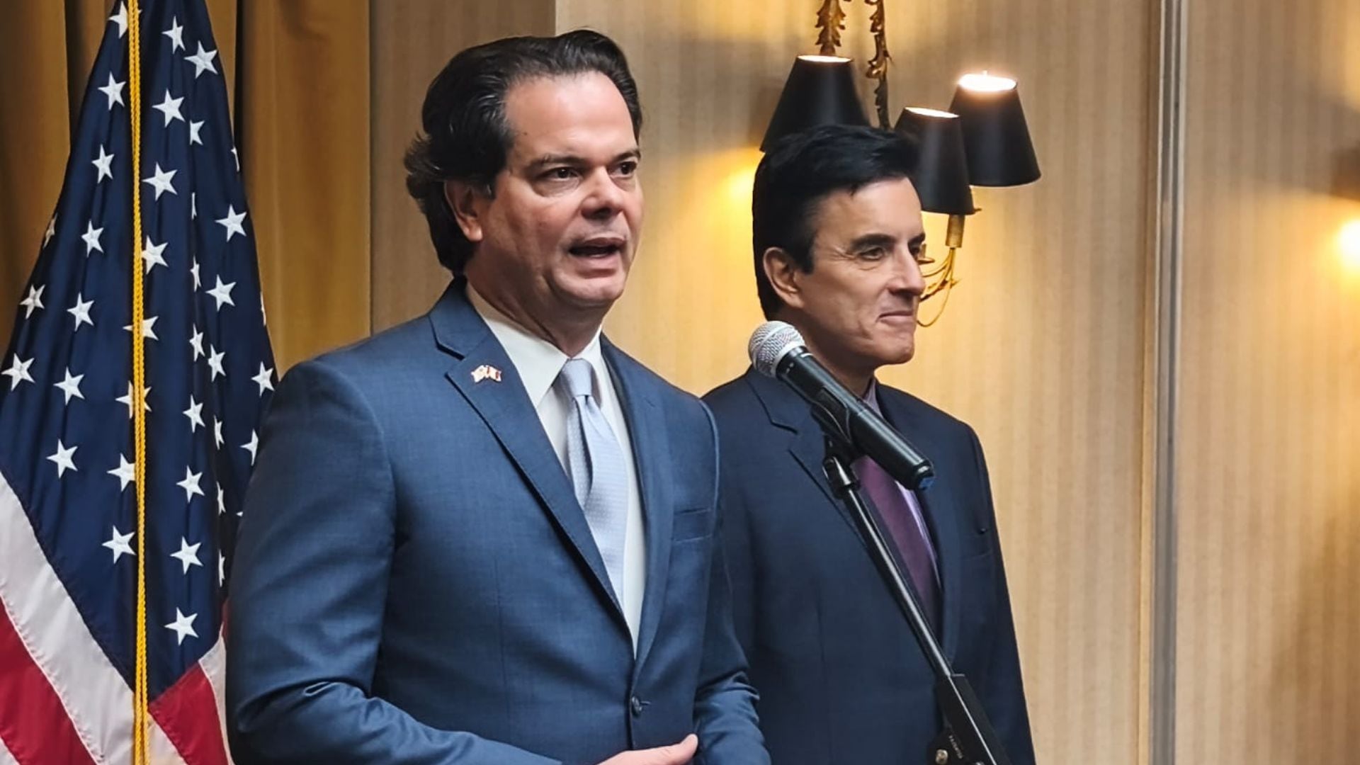 El embajador de EEUU en Perú, Bernie Navarro, y el canciller Carlos Espá dieron conferencia de prensa conjunta. - Crédito Infobae/Edwin Montesinos