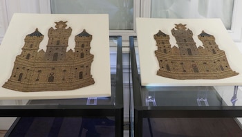 Dois bordados heráldicos do século XV associados ao Reino de Castela estão expostos na Bonhams, em Paris, e serão leiloados no dia 2 de julho, em Londres, com um valor estimado entre 200 mil e 300 mil libras esterlinas (atualmente entre 230 mil e 345 mil euros).