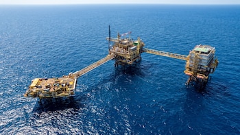 Reportan manchas de hidrocarburos en el Golfo de México durante inspección aérea en instalaciones de Pemex