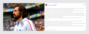 Hombre con cabello largo oscuro y barba, vistiendo una chaqueta deportiva blanca con franjas rojas y el escudo de Italia. Publicación de redes sociales con texto
