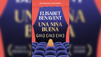 Cubierta de "Una niña buena" de Elisabet Benavent. Una persona sentada en un cine de espaldas, viendo el título del libro en una pantalla rodeada de cortinas rojas