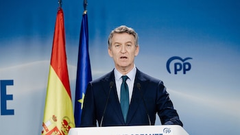 Feijóo dice que el Gobierno "está podrido" pero subraya que "todo está saliendo a la luz" porque la democracia funciona