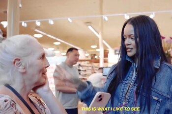 La fan le contó a Rihanna que siente que sin su peluca se ve mal. (Captura de video)