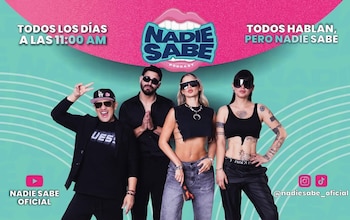 Cuatro presentadores, incluyendo Angie Jibaja, posan frente a un logo de "Nadie Sabe Podcast" y detalles de emisión en un fondo verde y rosa