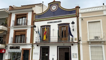 Un hombre pasa de ser el acusado a víctima tras recibir dos disparos horas antes de un juicio por asesinato en Pizarra (Málaga): sufrió otro ataque con un arma blanca el día anterior