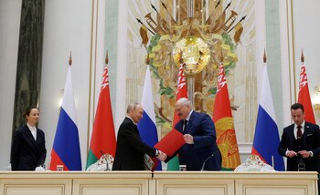 Putin y Lukashenko participaron en una ceremonia de firma de acuerdos tras una reunión del Consejo Estatal Supremo del Estado de la Unión de Rusia y Bielorrusia en Minsk este viernes (REUTERS)