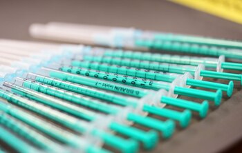 La búsqueda de la vacuna en plena pandemia, tanto desde la ciencia como desde las empresas farmacéuticas, serán el centro de esta serie de McKay. (Frank Rumpenhorst/dpa)