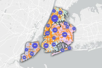 Mapa de los distritos de Manhattan, Bronx, Queens, Brooklyn y Staten Island en Nueva York con zonas sombreadas, puntos y círculos con números