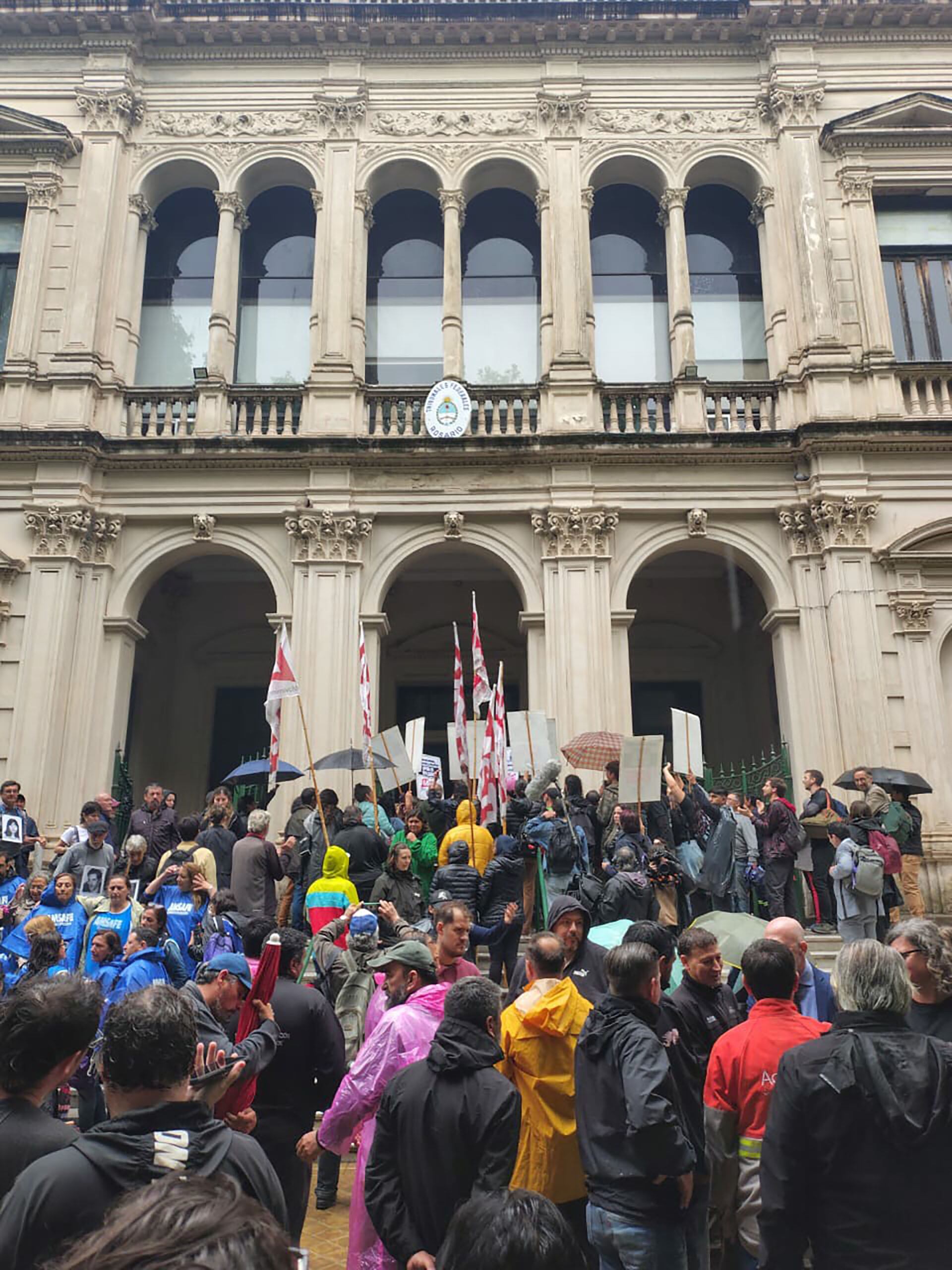 El fallo se conoció bajo una lluvia torrencial (@Barry__Ale)