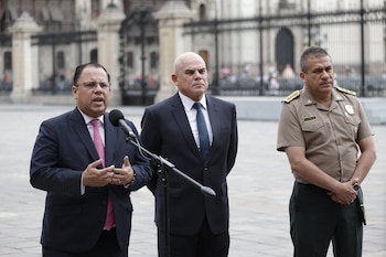 Ministros Walter Martinez (Minjus) y