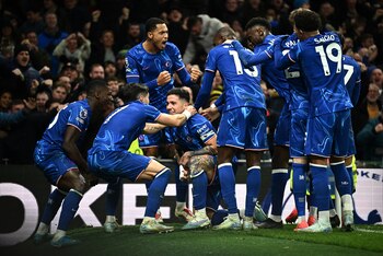 Sus compañeros lo rodearon en un gran abrazo colevtivo (REUTERS/Dylan Martinez)