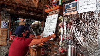 Restaurantes ofrecen ofertas culinarias para atraer clientes, esto tras permanecer varios meses cerrados por la pandemia de COVID-19
(Foto: Cuartoscuro)