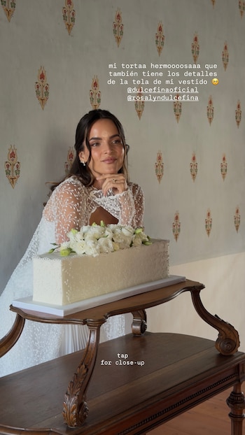 Braedt enseñó sus zapatos bordados con tela del vestido y una torta con detalles a juego. IG