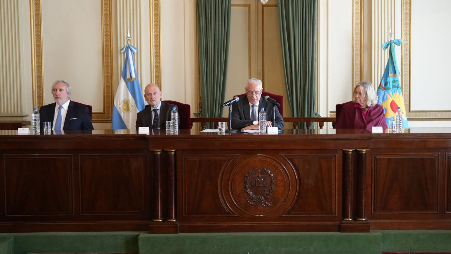 Sergio Torres, Daniel Soria, Julio Conte Grand e Hilda Kogan, miembros de la Suprema Corte de la provincia de Buenos Aires, participan en una reunión oficial