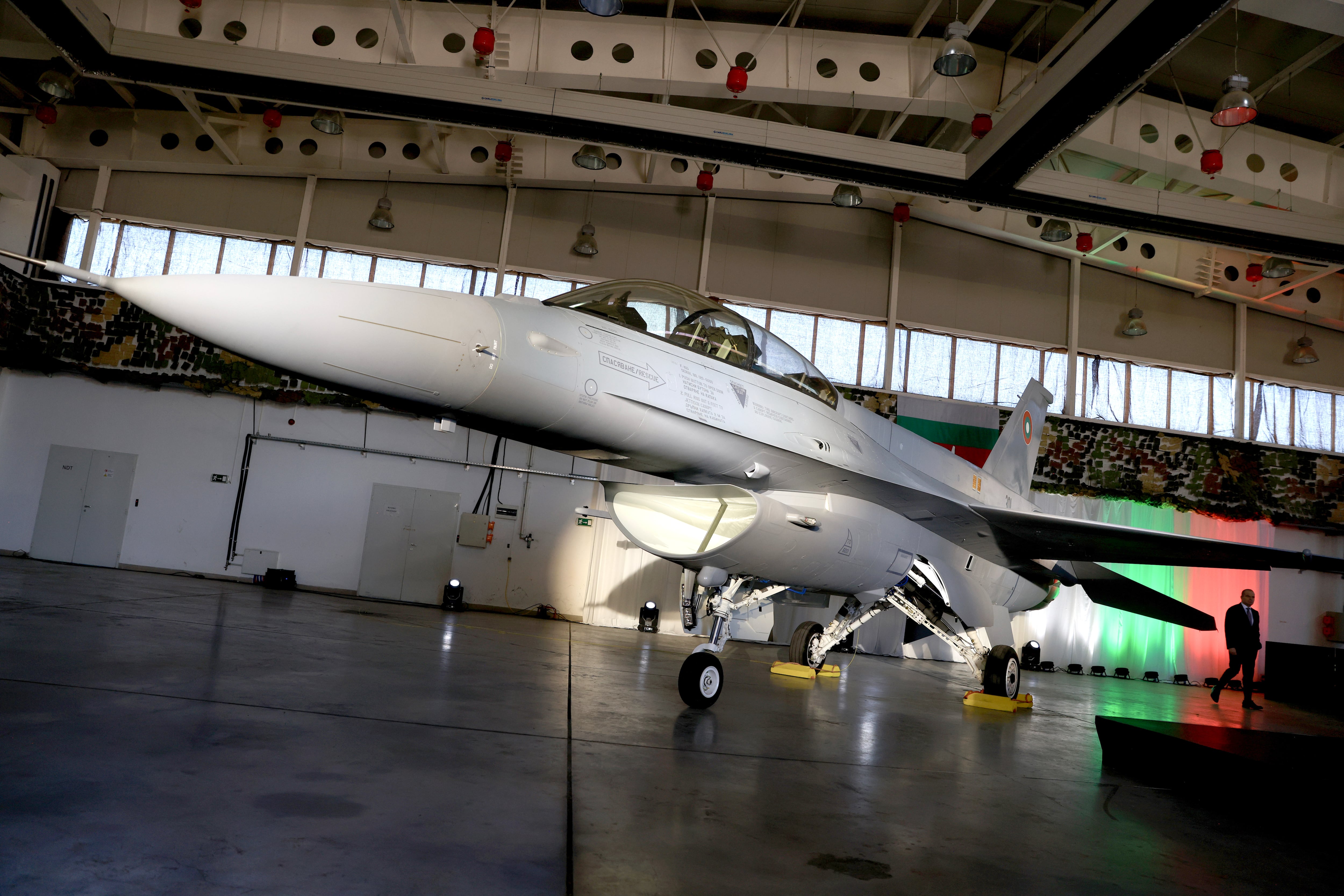 Fotografía de archivo que muestra un avión de combate F-16 Block. EFE/Vassil Donev