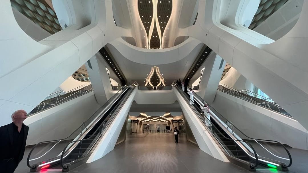 La estación Museo Nacional del metro de Riad presenta una estructura de hormigón inspirada en la topografía de la montaña Tuwaiq (Wikimedia Commons)