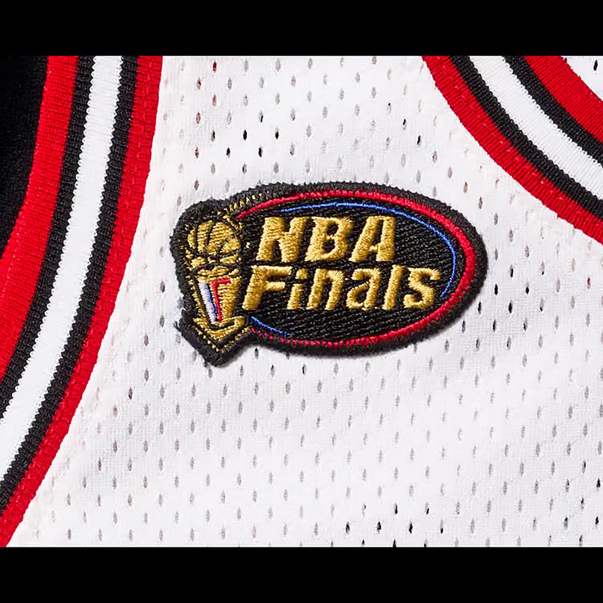 El parche de las Finales de la NBA está bordado en el hombro de una camiseta blanca de los Chicago Bulls de Michael Jordan, objeto de una subasta.